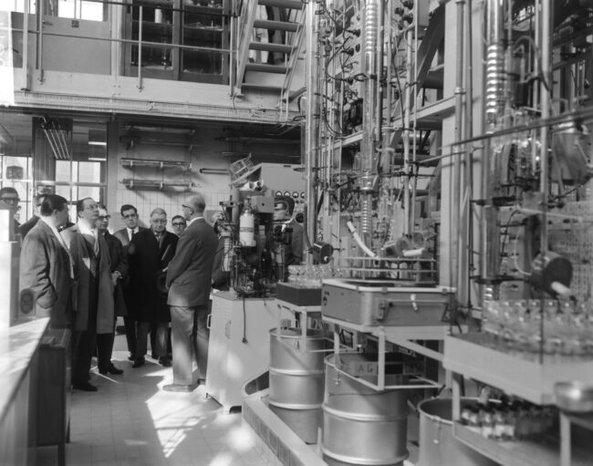 Description Shell-laboratorium 50 jaar te Amsterdam, dr. H. van Driel (directeur) tijdens rondgang Date 24 februari 1964 Location Amsterdam, Noord-Holland Keywords directeuren, laboratoria 2