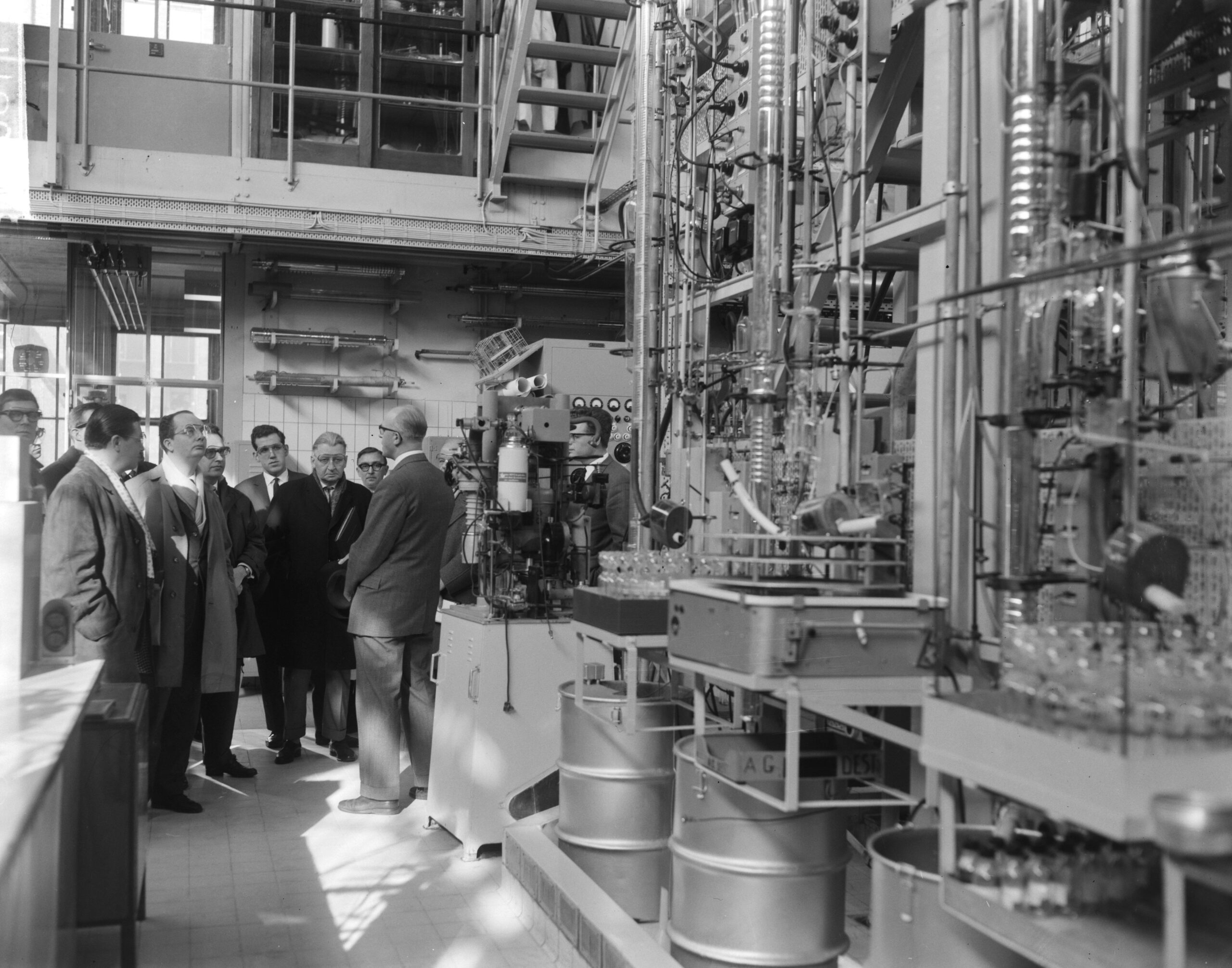 Description Shell-laboratorium 50 jaar te Amsterdam, dr. H. van Driel (directeur) tijdens rondgang Date 24 februari 1964 Location Amsterdam, Noord-Holland Keywords directeuren, laboratoria 2