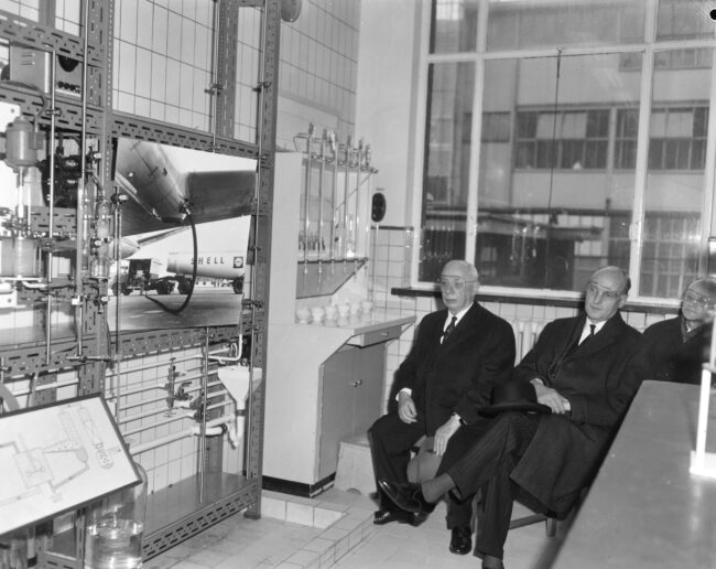 Description Shell-laboratorium 50 jaar te Amsterdam, dr. H. van Driel (directeur) tijdens rondgang Date 24 februari 1964 Location Amsterdam, Noord-Holland Keywords directeuren, laboratoria, rondgangen
