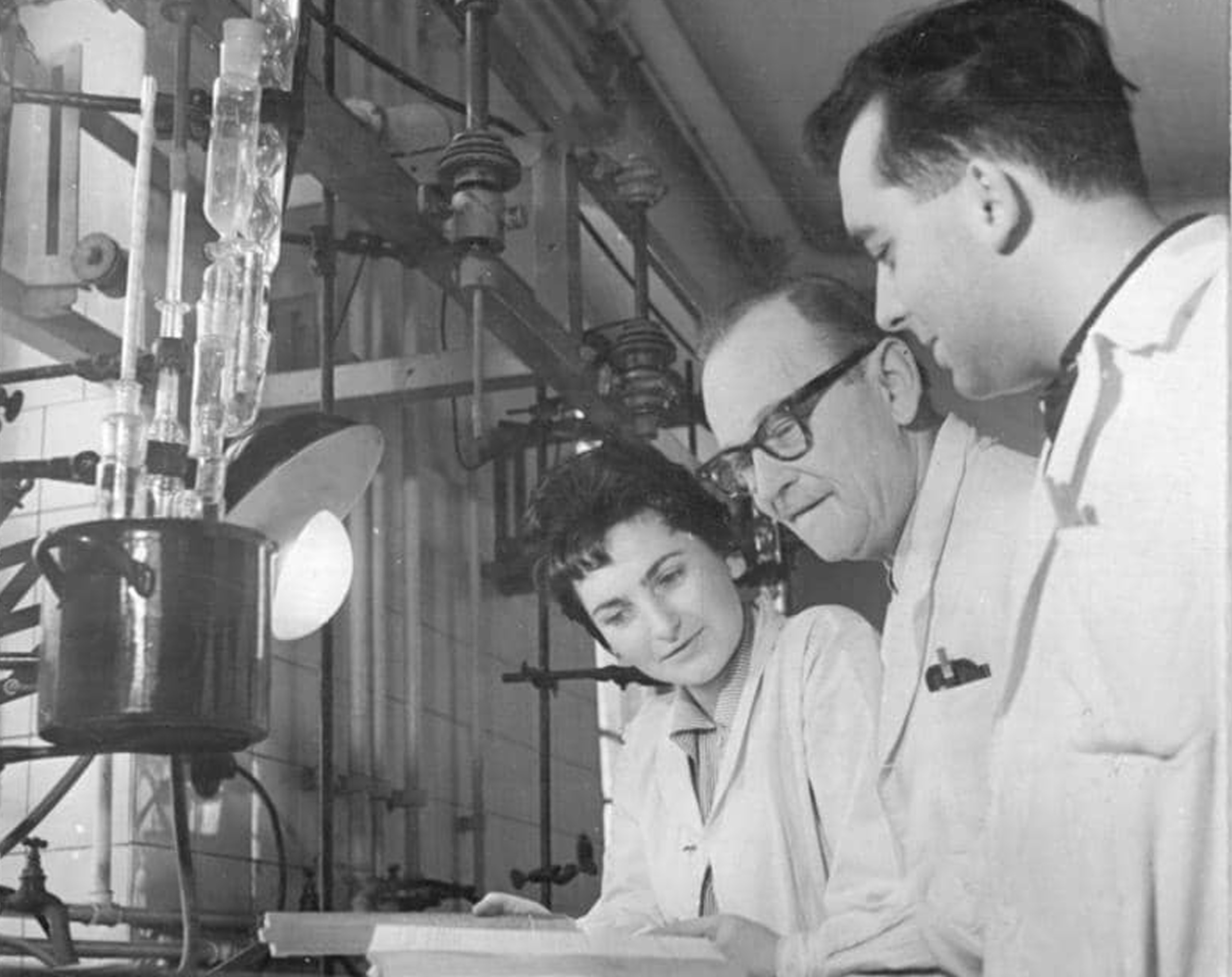 Bundesarchiv_Bild_Produktionsverpflichtungen_im_VEB_Berlin-Chemie